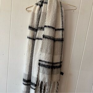 Steve Madden Black and White One Size Blanket Scarf